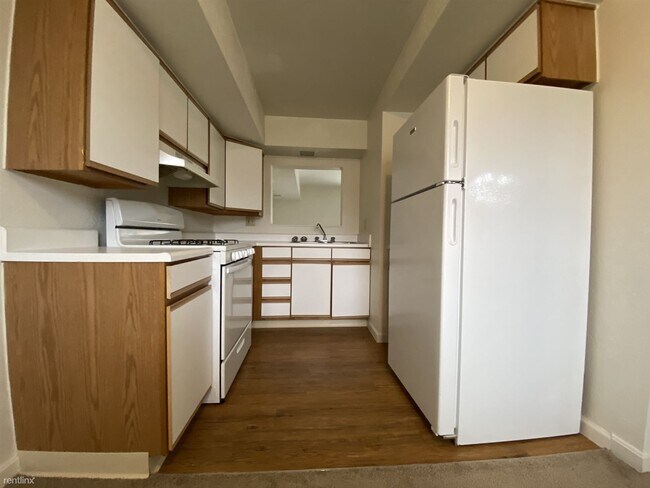 Building Photo - 2 br, 1 bath Townhome - 735 Hemlock Square