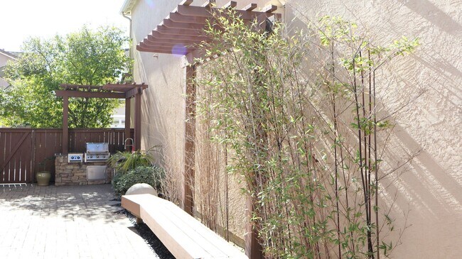 Foto del edificio - 3 bedrooms 2.5 baths  house in Eastlake- Chula Vista