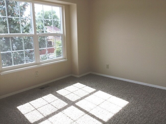 Building Photo - Spacious 5 Bed, 3.5 Bath with mother in la...
