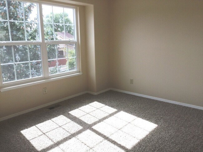 Foto del edificio - Spacious 5 Bed, 3.5 Bath with mother in la...