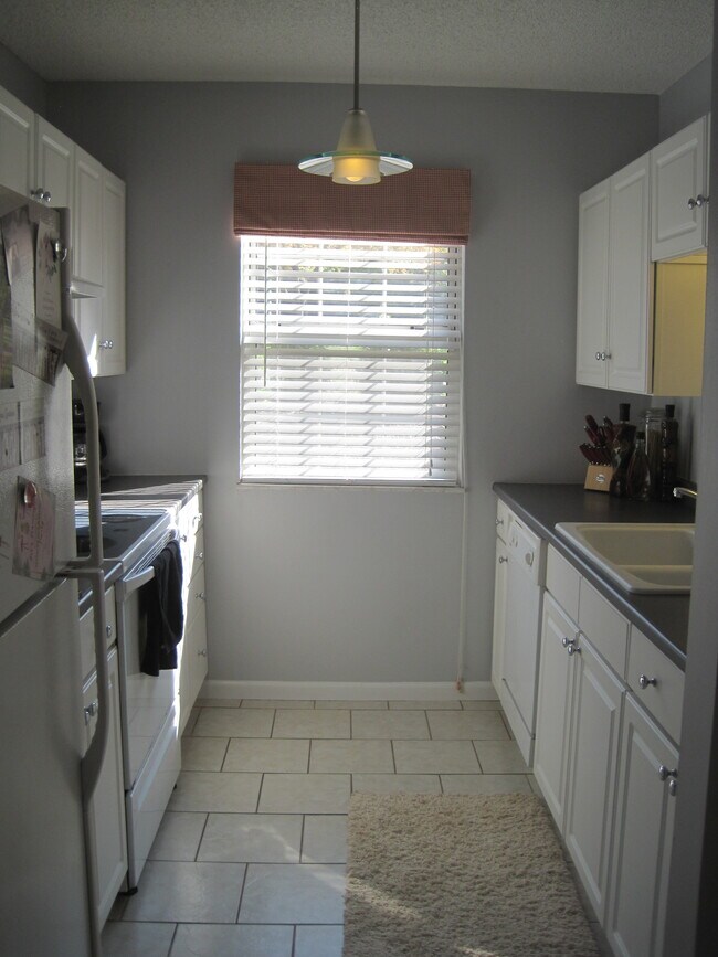 Cocina - 9073 W Swan Cir