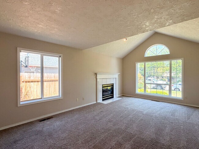 Building Photo - Three Bedroom, Two Bathroom Home in Keizer! ~ O'Neil 7349