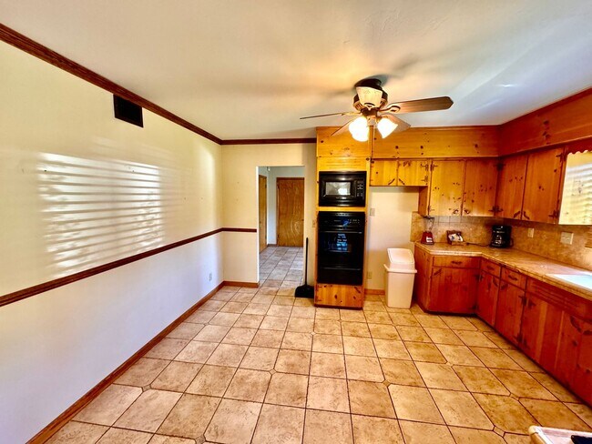 Building Photo - Cabin Like 3bd/2ba Home only 10 Minutes fr...