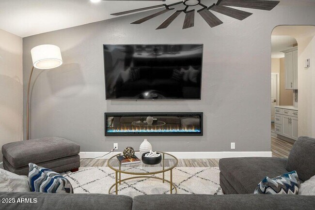 Foto del edificio - 5519 E Grovers Ave