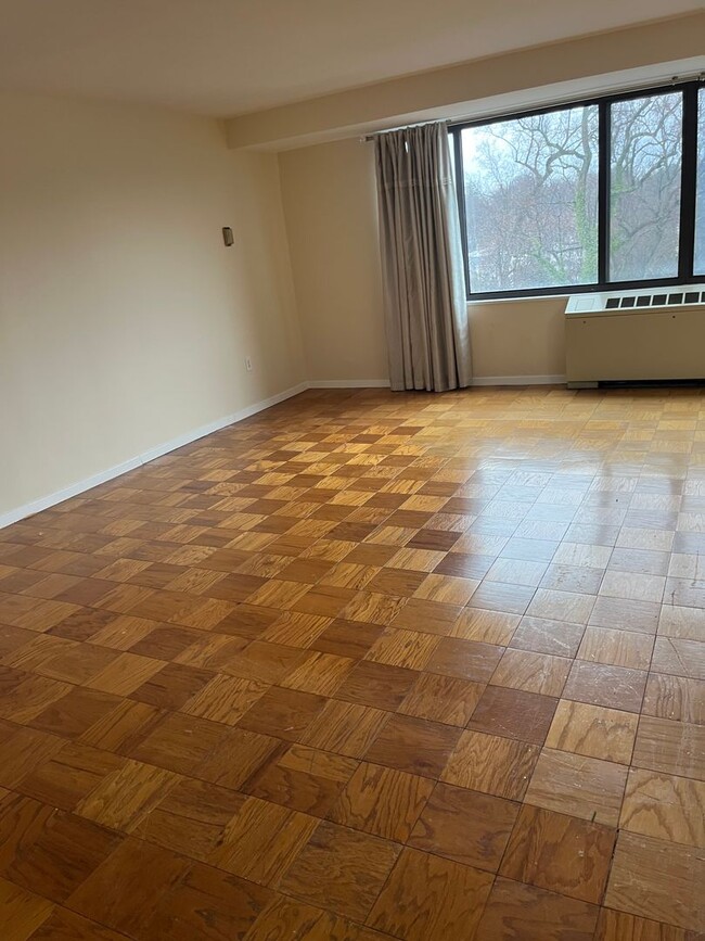 Building Photo - Extra Large 1 bedroom!