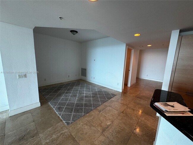 Foto del edificio - 14951 Royal Oaks Ln