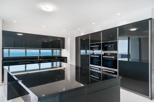 Foto del edificio - 18555 Collins Ave