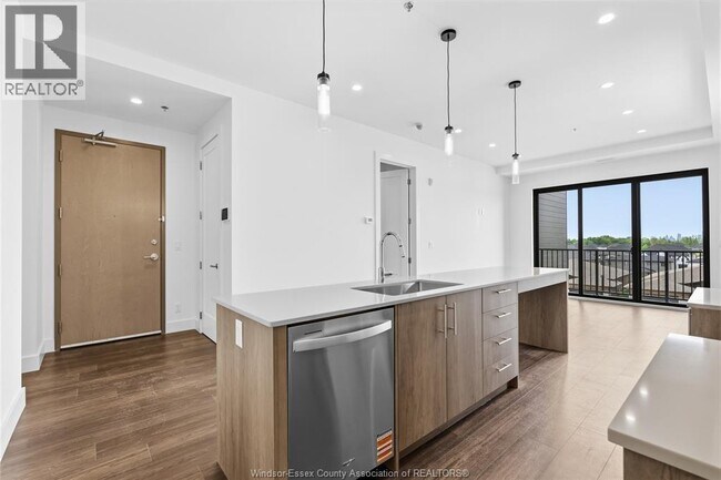 Photo du bâtiment - 595 Lily Mac Blvd.
