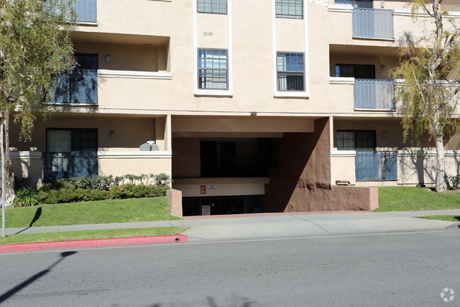Building Photo - Tradewinds Apartments