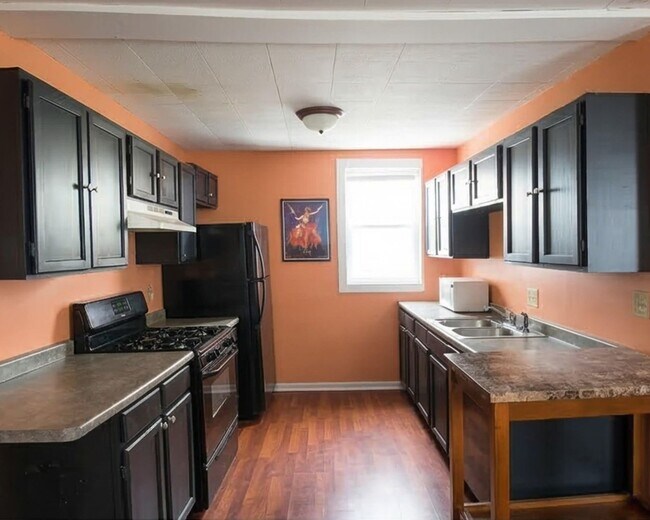 Building Photo - 4-Bed Farmhouse Minutes from UVM Campus (30 Chase St)