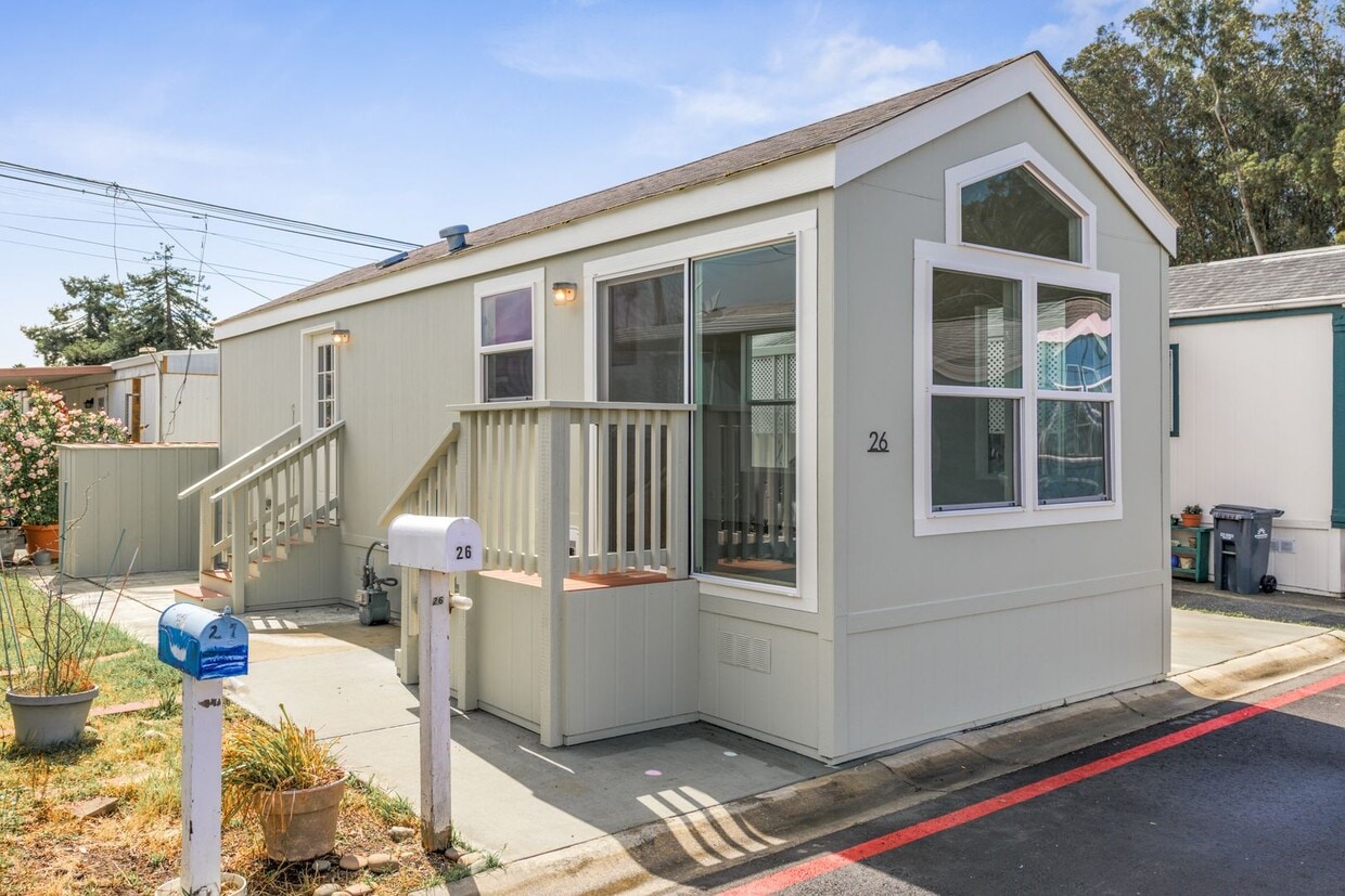 Primary Photo - 1 Bed + 1 Bath HOME IN THE PLEASURE POINT ...