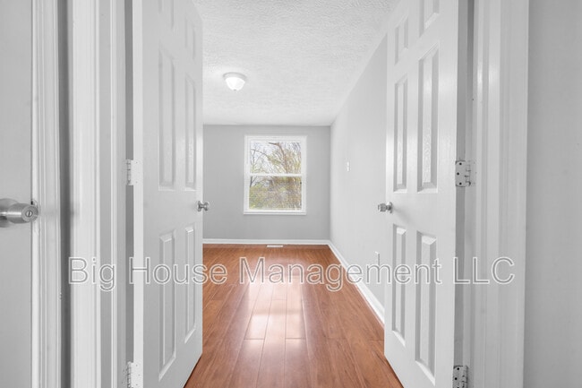 Foto del edificio - 7003 Rock Creek Dr