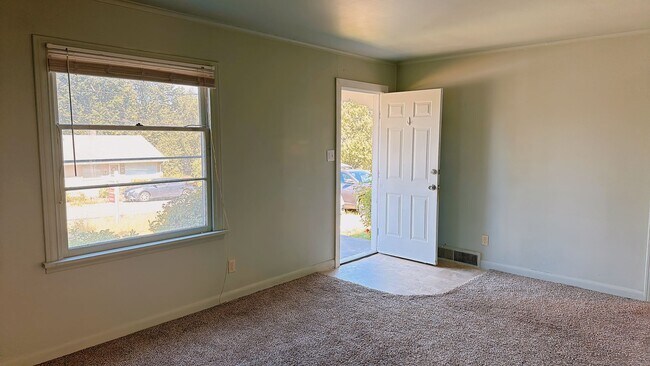 Building Photo - Cute 3bdrm/1 bath cottage with big yard