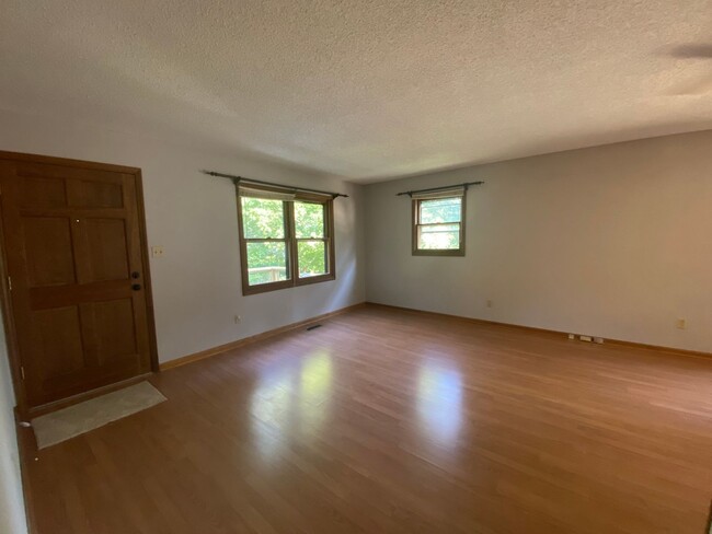 Building Photo - Rental Available Now 1/1