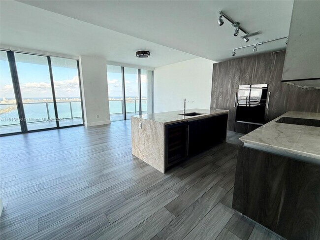 Foto del edificio - 3131 NE 7th Ave