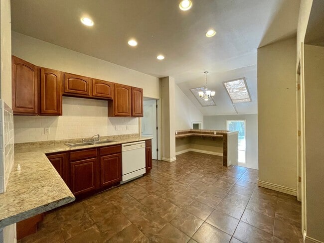 Foto del edificio - AVAILABLE NOW! Move-In Special! Half Off F...