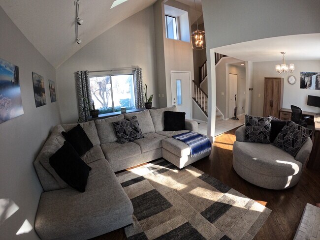 Building Photo - 525 Lasalle Ln