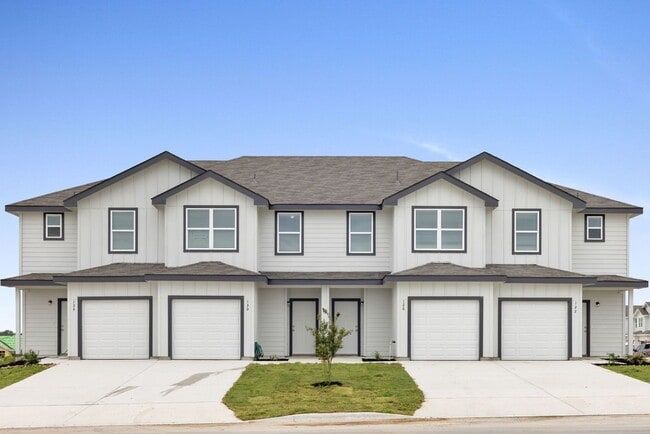 Building Photo - Welcome to Hunter Ranch!