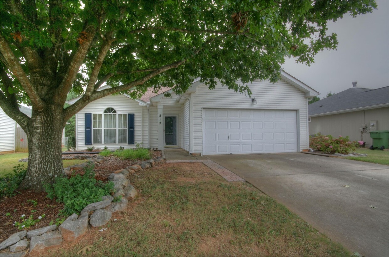 Primary Photo - 215 River Oaks Dr