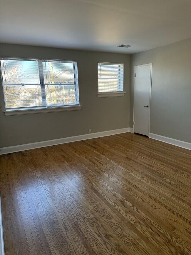 Building Photo - Upstairs Condo Living Centrally Located