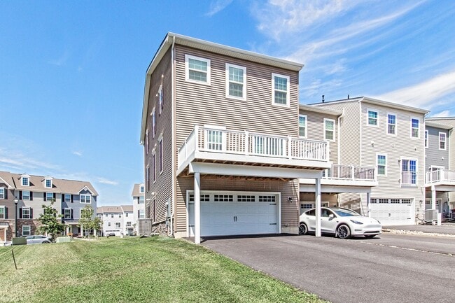 Building Photo - 3 bedroom, 2.5 bath Middletown end unit townhome