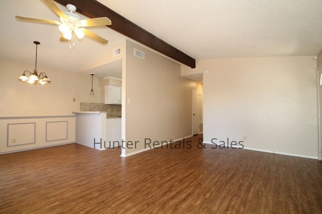 Building Photo - Awesome Duplex!