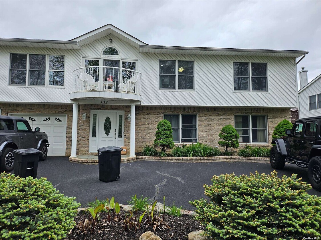 612 Lake Blvd, Lindenhurst, NY 11757 House Rental in Lindenhurst, NY
