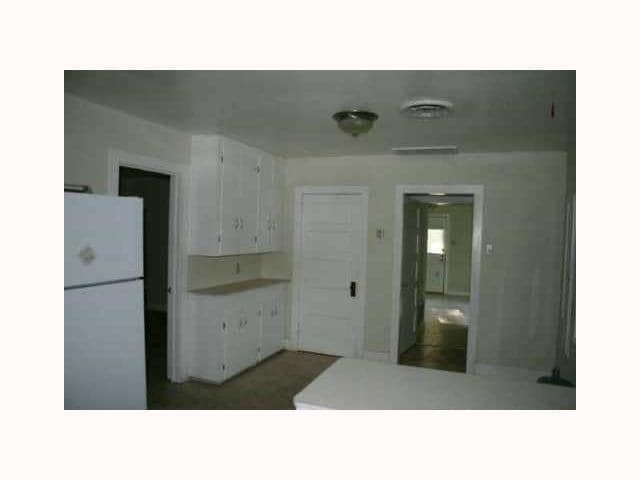 Building Photo - 4620 Bennett Ave