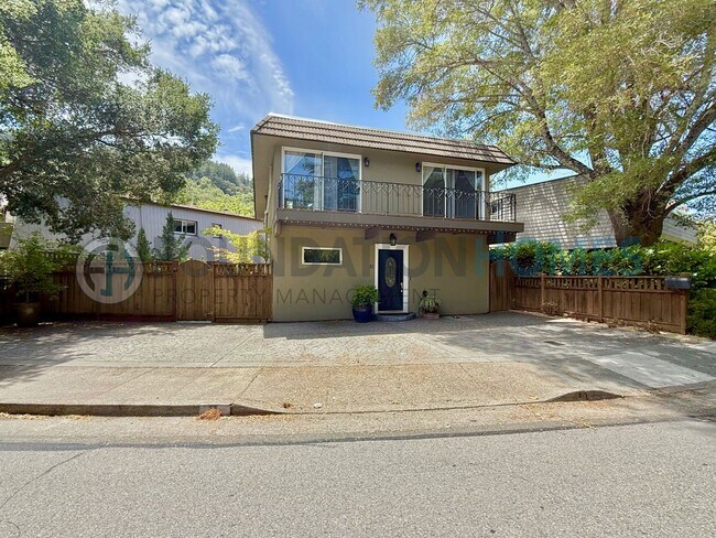 Foto del edificio - SPACIOUS 5BR HOME WITH MULTIPLE DECKS, FIREPLACE, UPDATED KITCHEN- FOUNDATION