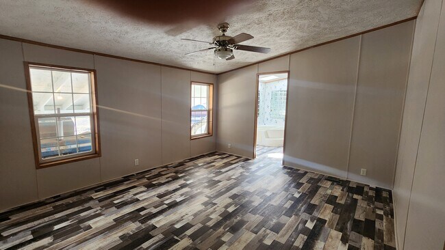 Foto del edificio - 433 N Crotty Ln