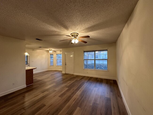 Building Photo - 231 S Pecan St