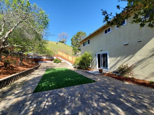 Building Photo - 5 bedroom in San Rafael CA 94903