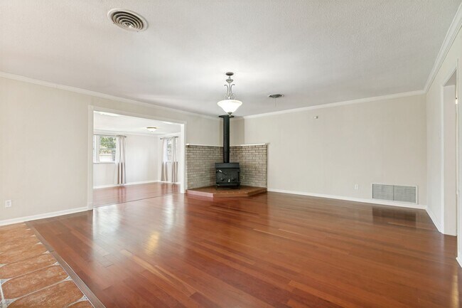 Foto del edificio - BEAUTIFUL 4-BEDROOM IN SUNSHINE ESTATES