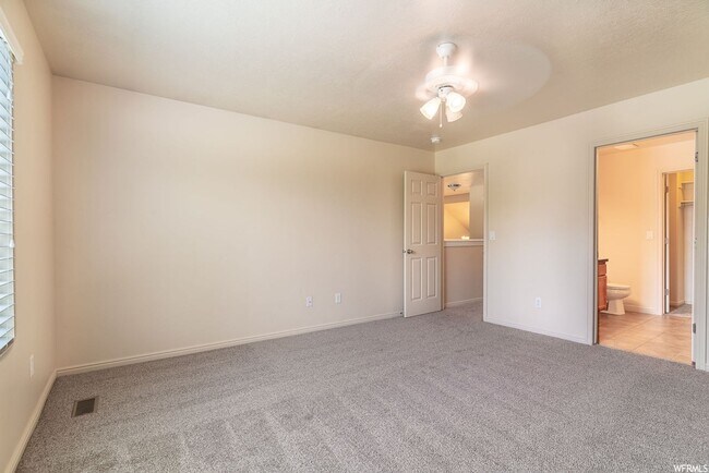 Foto del edificio - Two Story West Haven Home w/3 bed, 2.5 bat...