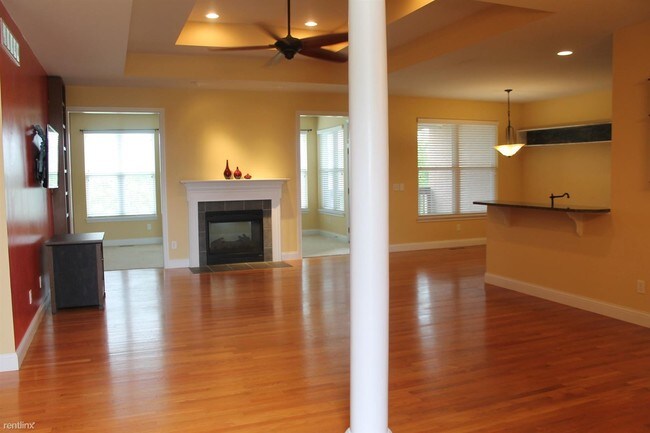 Building Photo - 3 br, 3 bath Condo - 2070  Chris  Court