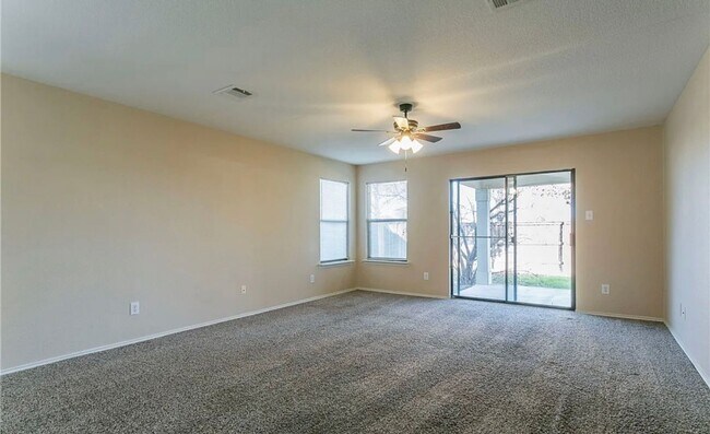 Foto del edificio - NEW IN MANAGEMENT - AVAILABLE NOW!