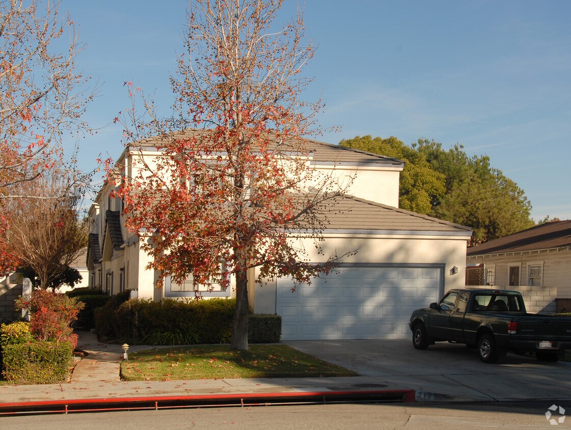 Building Photo - 219 E Puente St