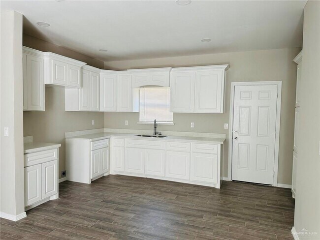 Building Photo - 1618 Playa Dr