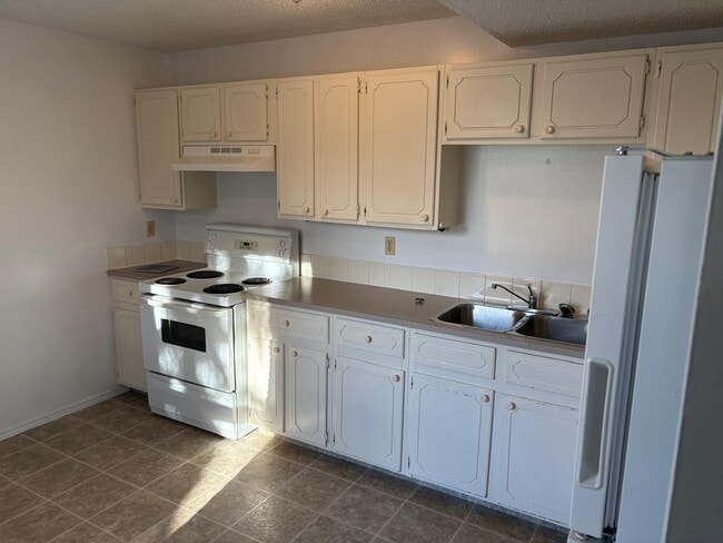 Photo du bâtiment - 3 Bedroom Townhouse in Whitehorn