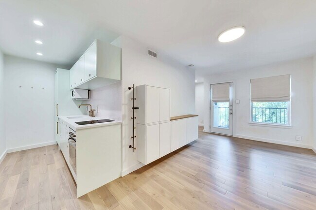 Building Photo - 2020 S Congress Ave