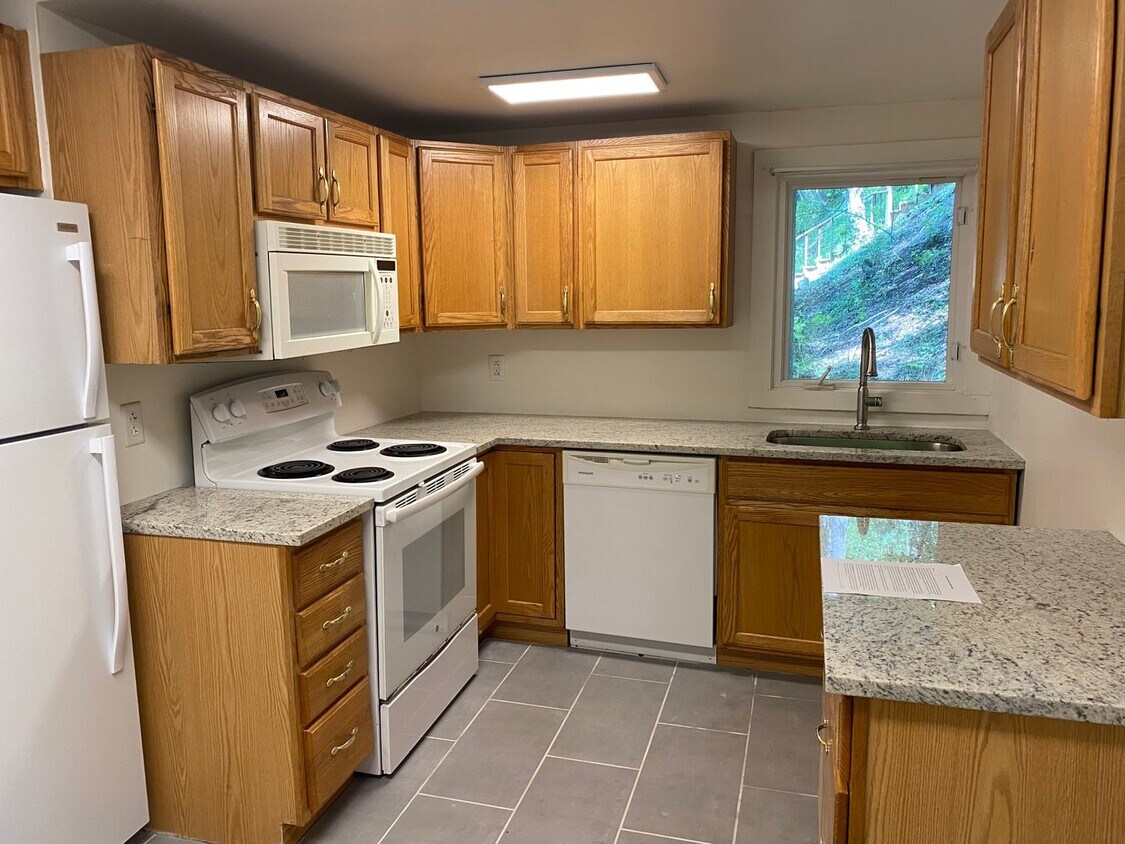 Primary Photo - 4 Bedroom Home Just Off Cornell Campus
