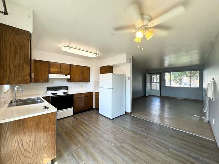 Primary Photo - GREAT LOCATION! 2Bed, 1 Bath Bright and Sp...