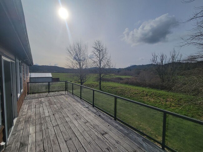 Foto del edificio - Coming Soon - Beautiful country living, large home with mother-in-law suite!