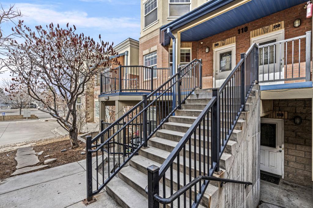 Photo - 140 E 1st St