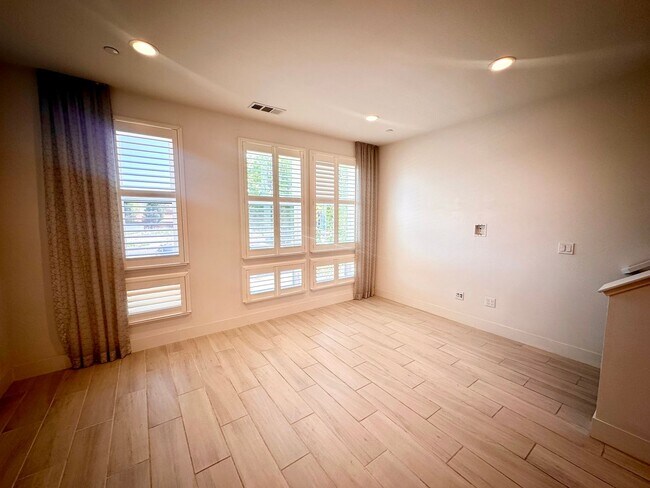 Foto del edificio - Lovely 3 BEDROOM 3 BATH!!