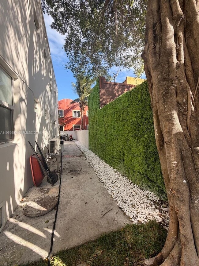 Building Photo - 337 SW 10th Ave