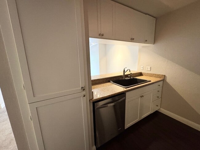 Foto del edificio - Great Shape Livermore Condo in Sonata Community with many Upgrades.