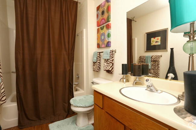 1BR, 1BA - 702SF - Bathroom - Grouse Run Apartments