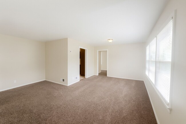 Building Photo - Charming 2 Bedroom 1 Bath Bungalow for Ren...