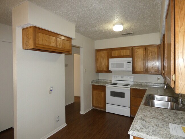 Building Photo - Recently remodeled 2/2/2cp DUPLEX